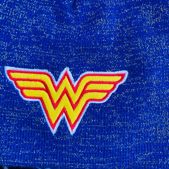 Kids Wonder Woman beanie w poof - Picture 3 of 6